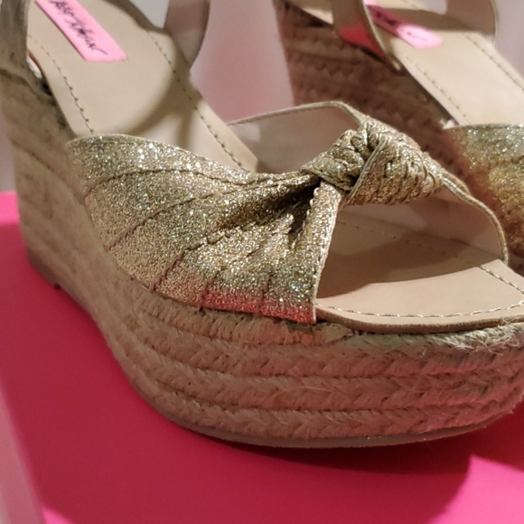 Betsey Johnson Gold Glitter Bow Wedges - Picture 2 of 4